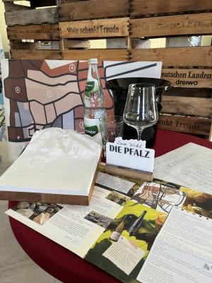 Bild von Weinprobe mit Wasser & Brezel